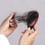 رفع مشکل ریزش مو با استفاده از کراتین: راه حلی موثر برای موی پرجاذبه و سالم