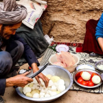 آموزش تهیه آبگوشت مرغ و نان ساجی از دست زوج غارنشین افغانستانی