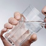 چرا بهتر است از نوشیدن آب قبل از خواب خودداری کنیم؟