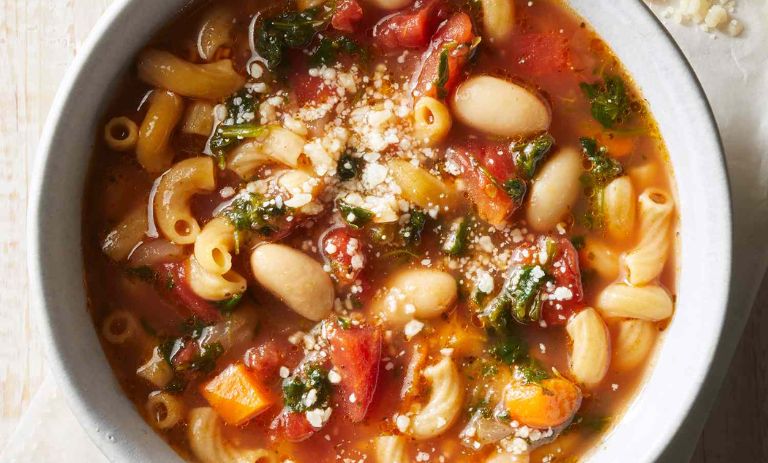 راز سفره‌ی خانوادگی: طرز تهیه‌ی سوپ ماکارونی که انرژی‌ و لذت به خانه‌تان می‌آورد