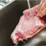 راز سلامتی و تازگی گوشت: بهترین روش برای شست‌وشو و فریز کردن