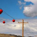 جنبش طوفانی از توپ‌های رنگی بر روی سیم‌های برق: آیا انتخاب تفریح است یا یک خطر؟