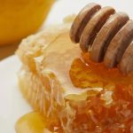 راز تشخیص عسل طبیعی: آیا عسل اصلی شکرک می زند؟