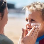 نکات مهمی که باید در انتخاب ضد آفتاب برای بزرگسالان و کودکان به یاد داشته باشید!