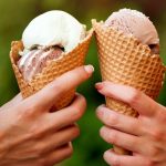 بستنی شکلاتی یا وانیلی؛ کدومش خوردنش کمتر چاقی برمیداره؟