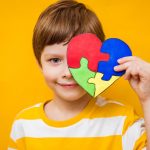 ۱۰ دلایلی که کودکان مبتلا به اوتیسم از کودکان عادی جالب‌ترند: از حرف زدن تا سرگرمی‌ها