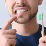 12 مرتکبه رایجی که باعث خراب شدن دندان‌ها در هنگام مسواک زدن می‌شوند
