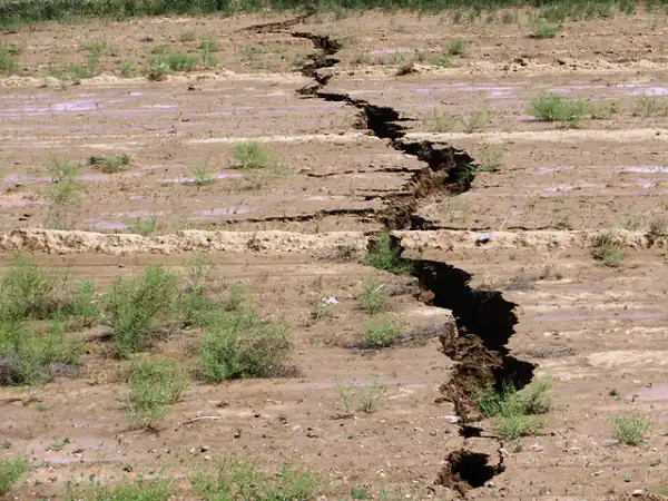 تعبیر خواب دیدن شکافتن زمین برای زن متاهل و باردار و دختر مجرد از روانشناسی