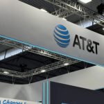 یک کارمند AT&T در حال ارسال یک بررسی جعلی در گوگل دستگیر شد