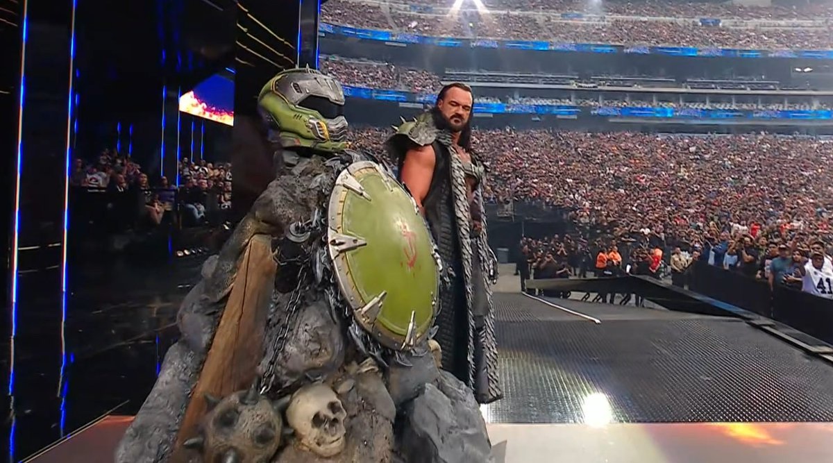 درو مکینتایر با لباس Doom Slayer در رویداد رسلمانیا WWE ظاهر شد