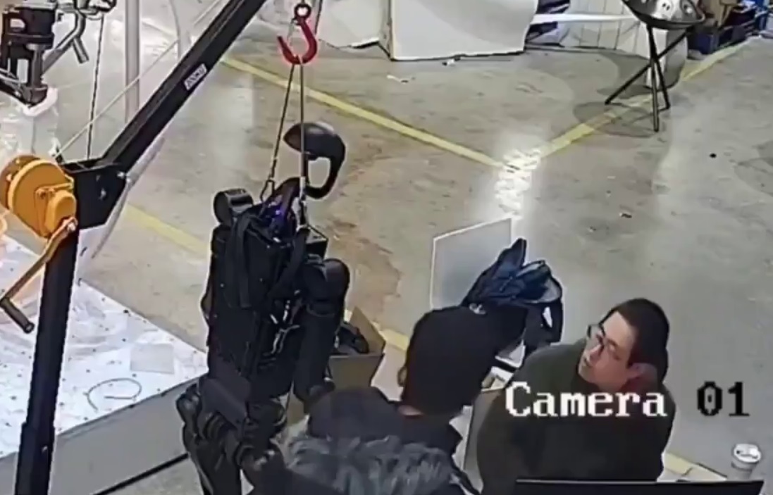 قیام ربات‌ها آغاز شد؟ ربات خشمگین در چین اپراتورش را فراری داد!