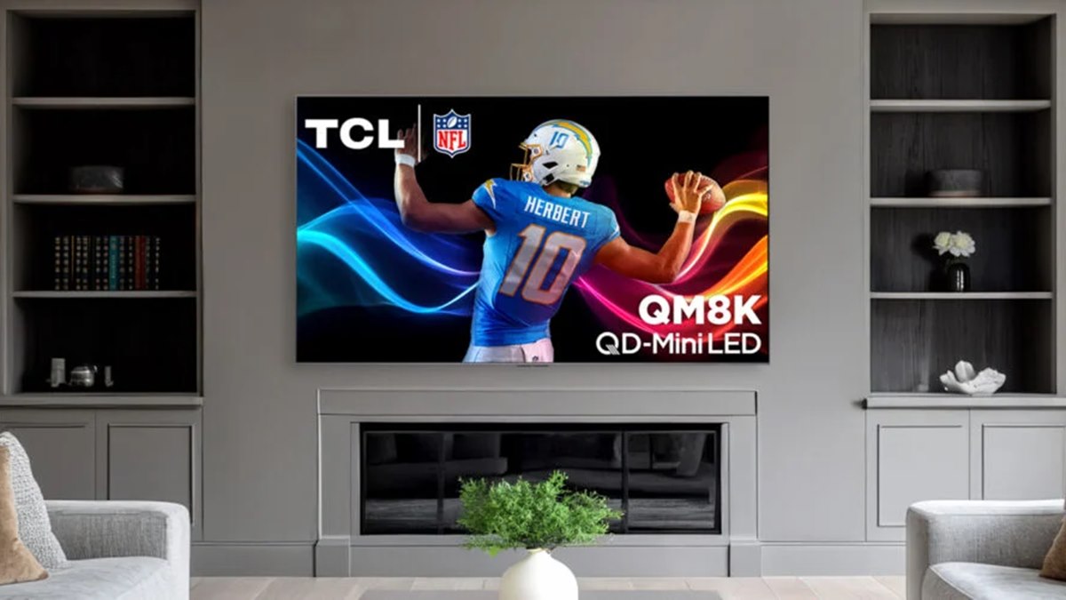 تلویزیون TCL QM8K با طراحی ظریف، پنل CrystGlow و صدای فراگیر معرفی شد