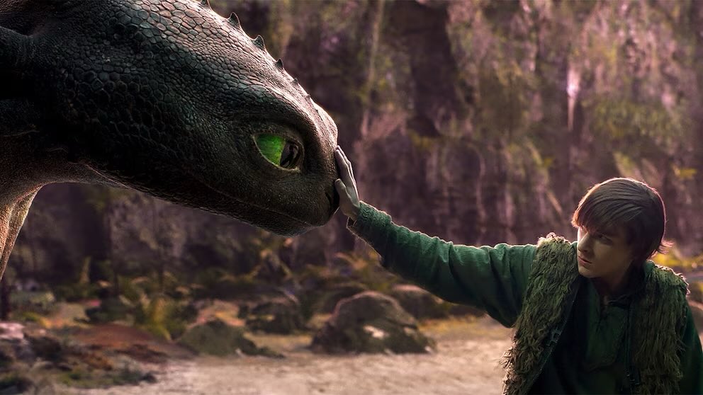پوستر فیلم How to Train Your Dragon اژدهایی غول پیکر را نشان می‌دهد