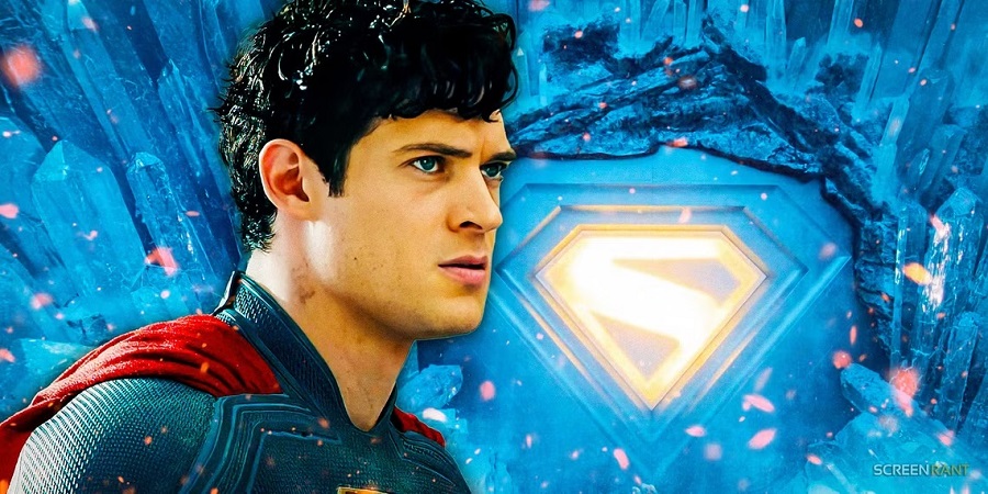 دیوید کورنسوت در تصویر جدید فیلم Superman استوار در قلعه تنهایی ایستاده است