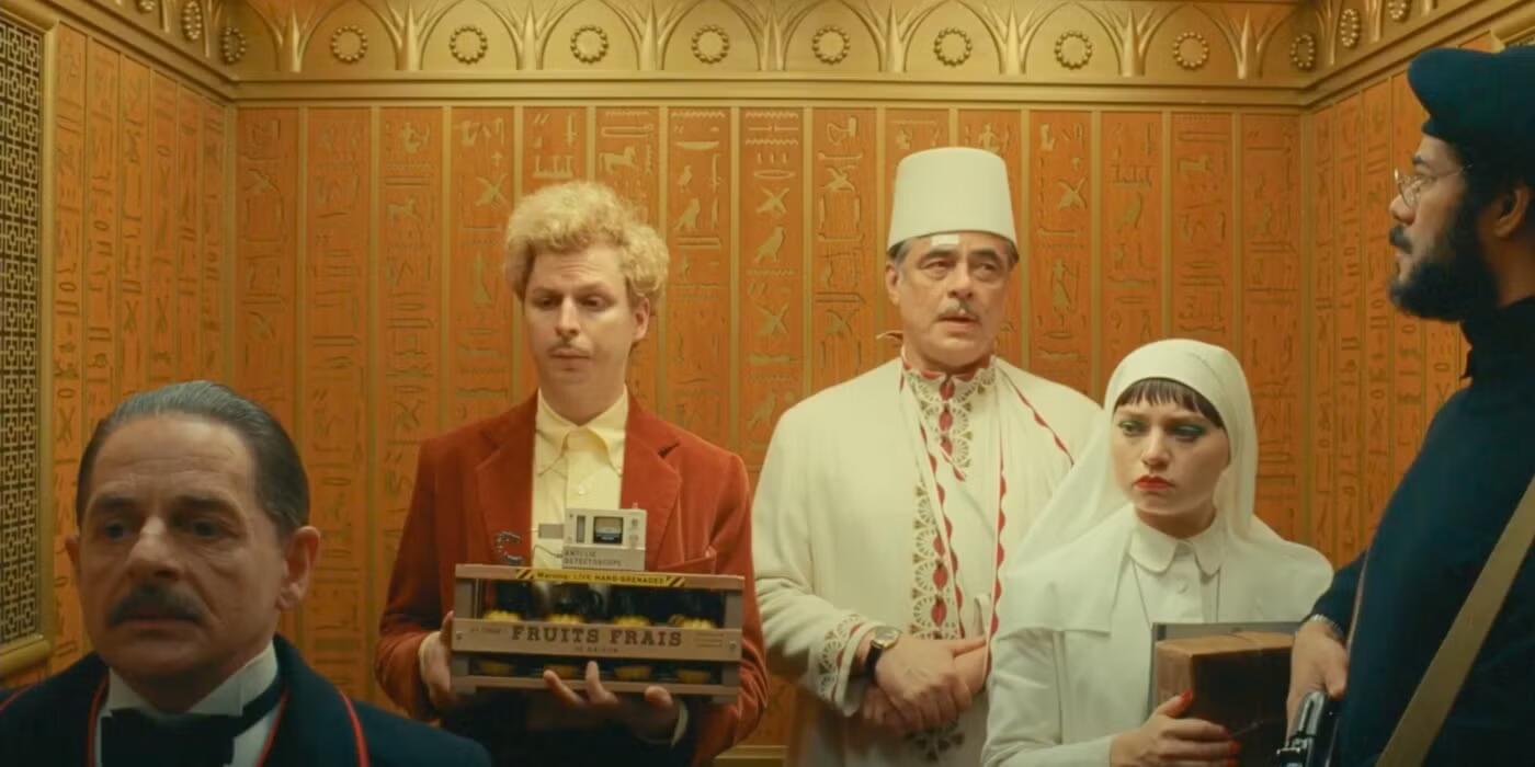 پوستر فیلم The Phoenician Scheme ظاهر متفاوت بندیکت کامبربچ را نشان می‌دهد