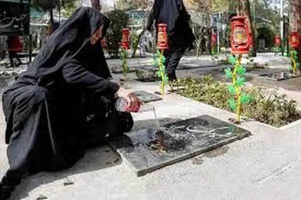 تعبیر خواب گلاب ریختن روی قبر برای زن متاهل و باردار و دختر مجرد از روانشناسی