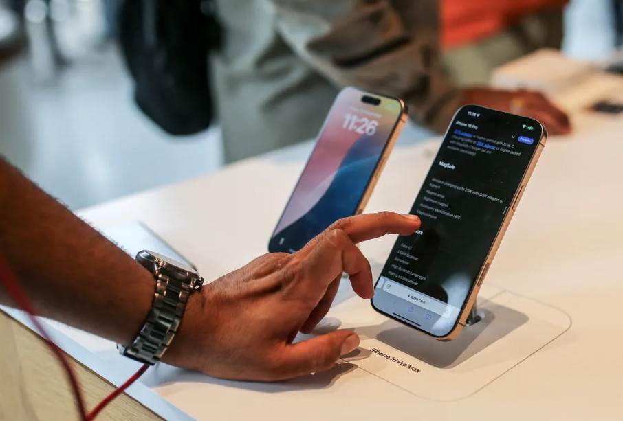 iOS 26 با طراحی Liquid Glass، زمینه‌ساز تغییرات در آیفون ۲۰۲۷ خواهد بود!