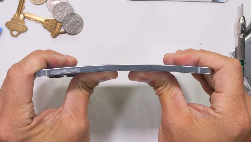 آیا Galaxy S25 Edge در تست مقاومت جان سالم به در می‌برد؟