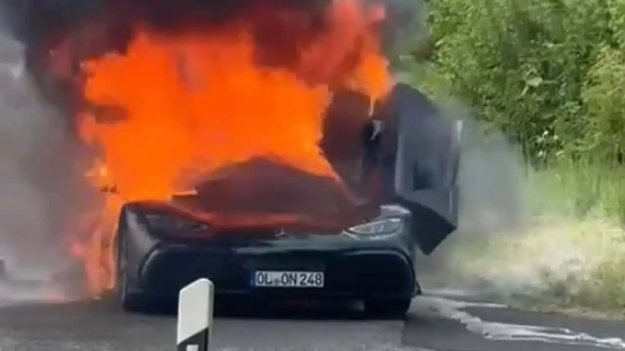 یک خودروی مرسدس AMG One در آتش سوخت