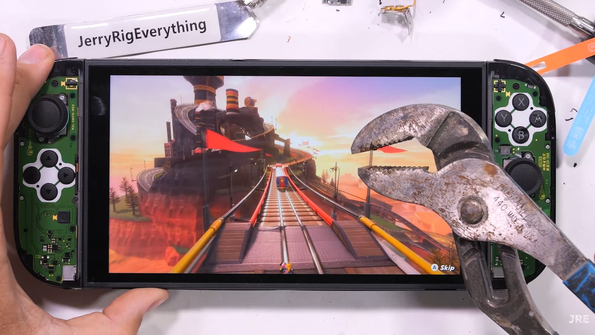 صفحه نمایش Nintendo Switch 2 پس از ۵۰ ضربه مستقیم همچنان کار می‌کند