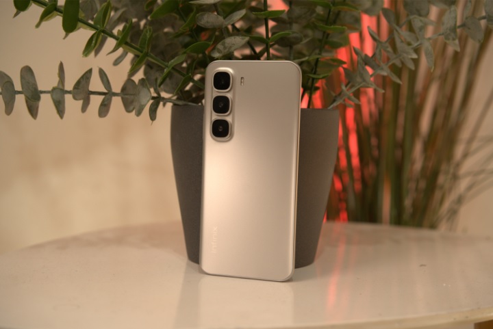 Vivo Y500 با باتری غول‌پیکر ۸۲۰۰ میلی‌آمپری معرفی می‌شود!