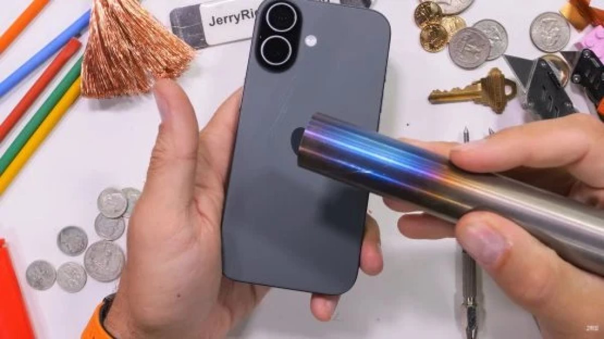 مقاومت آیفون ۱۷: آیا می‌توان بدون قاب از آن استفاده کرد؟