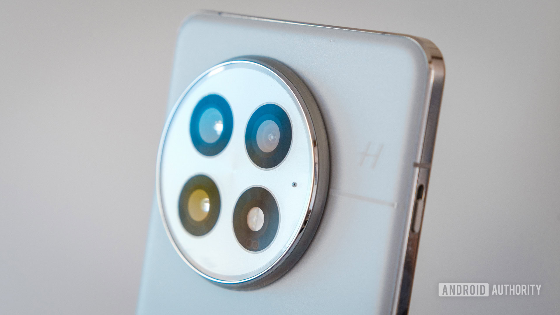 پایان همکاری OnePlus و Hasselblad؛ دوربین OnePlus 15 کاملا داخلی و جدید خواهد بود