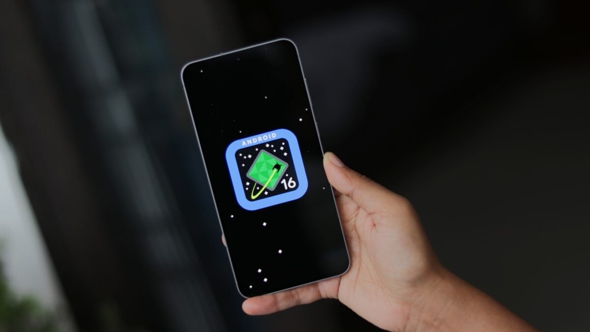 گلکسی ایکس کاور ۷ آپدیت وان یو آی ۸ را دریافت کرد