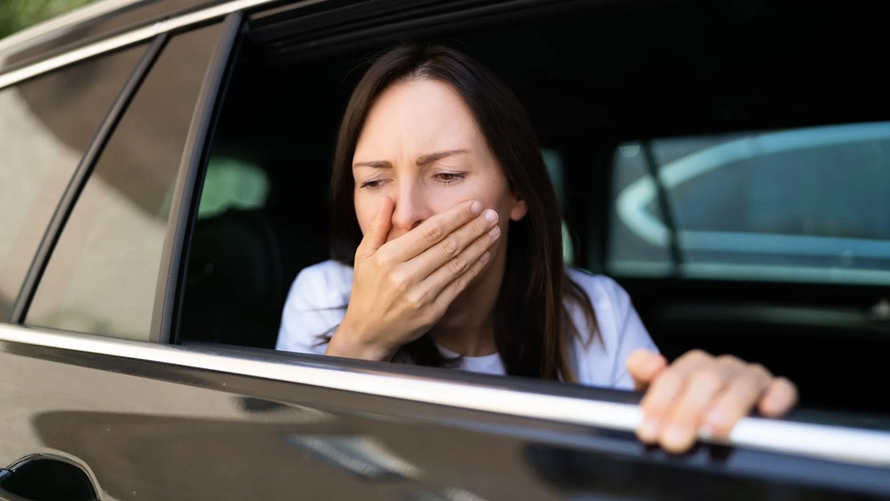 چرا در ماشین دچار حالت تهوع میشوید و چطور یک ویژگی آیفون میتواند به شما کمک کند؟
