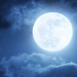 بله، ماه واقعا می‌تواند بر خواب شما تأثیر بگذارد