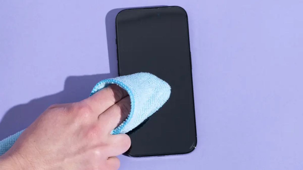 تمیز کردن ایمن گوشی ؛ راهنمای کامل جلوگیری از آسیب به صفحه و قطعات