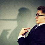 چگونه یک دروغگو را تشخیص دهیم؟ ۱۰ نشانه مهم