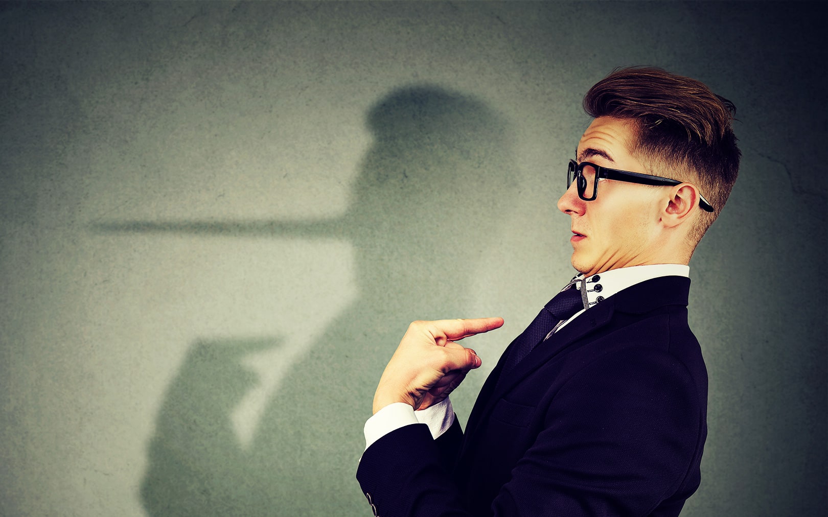 چگونه یک دروغگو را تشخیص دهیم؟ ۱۰ نشانه مهم