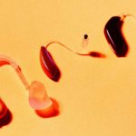 کارمند ناشنوا از تسلا به دلیل اخراج پس از خرابی سمعکها شکایت کرد