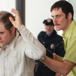 اولین تریلر فیلم Dead Man’s Wire منتشر شد | بیل اسکاشگورد گروگان‌گیر می‌شود