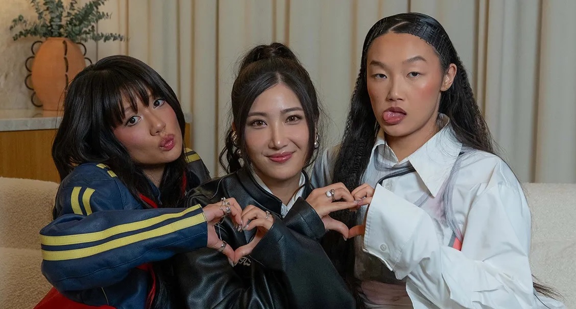 خوانندگان انیمیشن KPop Demon Hunters با اجرایی زنده در رژه روز شکرگزاری، طرفداران را شگفت‌زده کردند