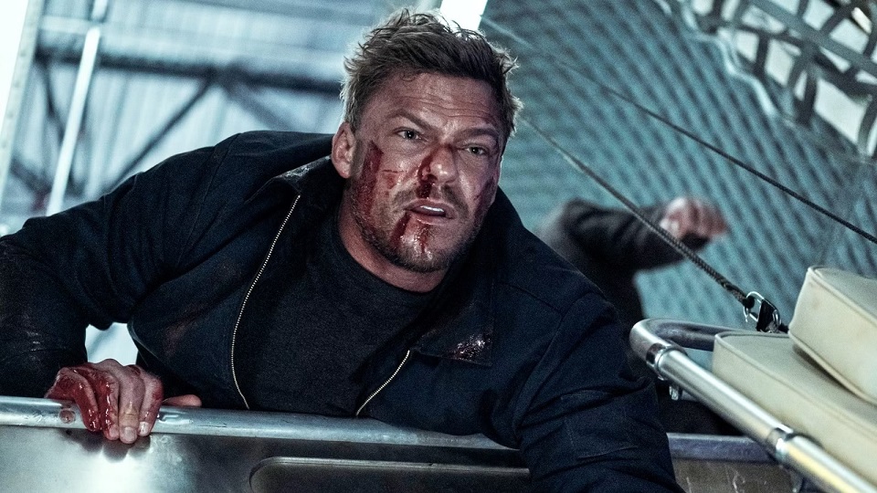 با انتشار عکسی خونین از آلن ریچسون، خبر اتمام فیلم‌برداری فصل ۴ سریال Reacher تایید شد