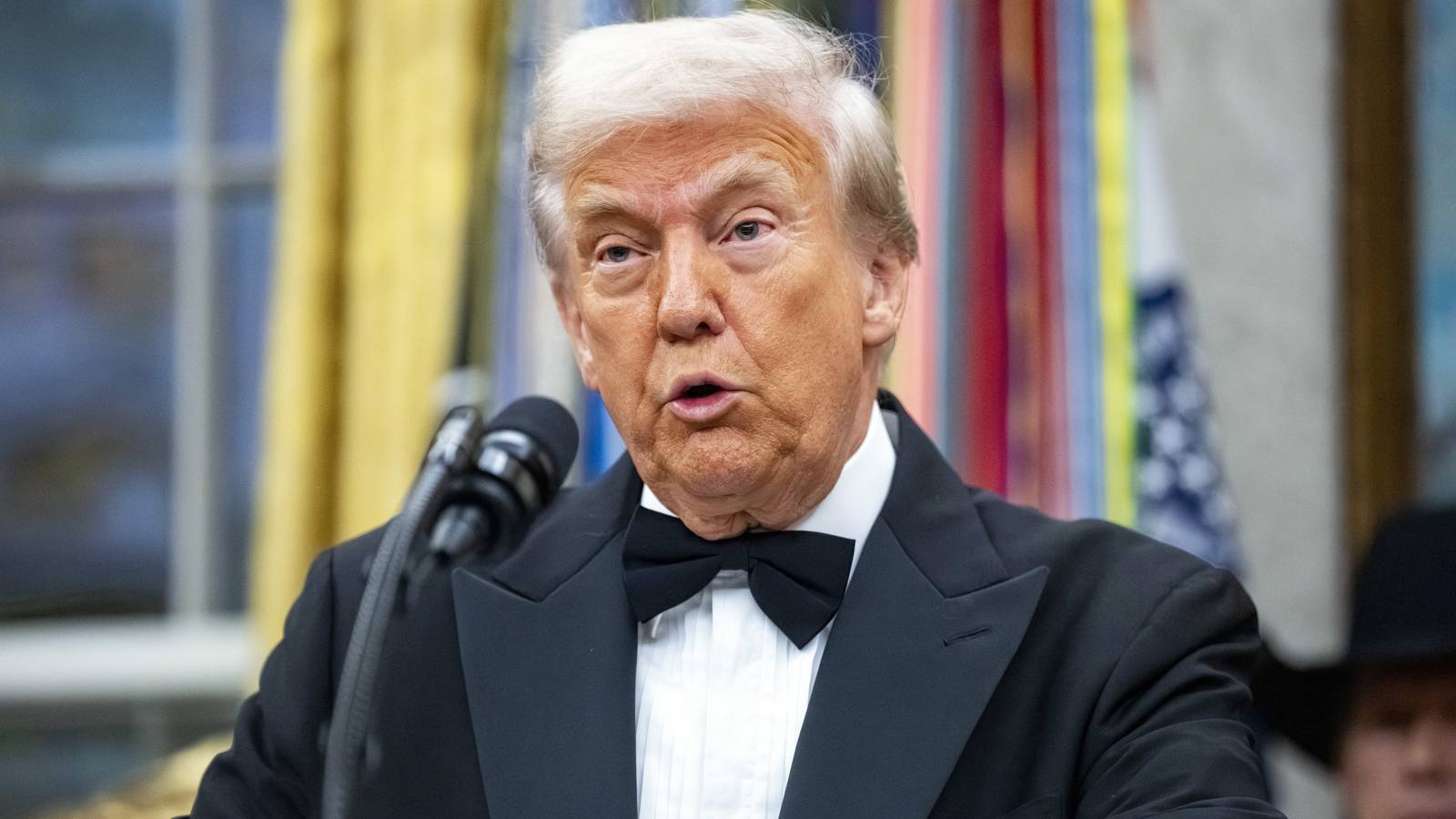 دونالد ترامپ سکوت خود را درباره رقابت نتفلیکس و پارامونت برای تصاحب وارنر برادرز شکست