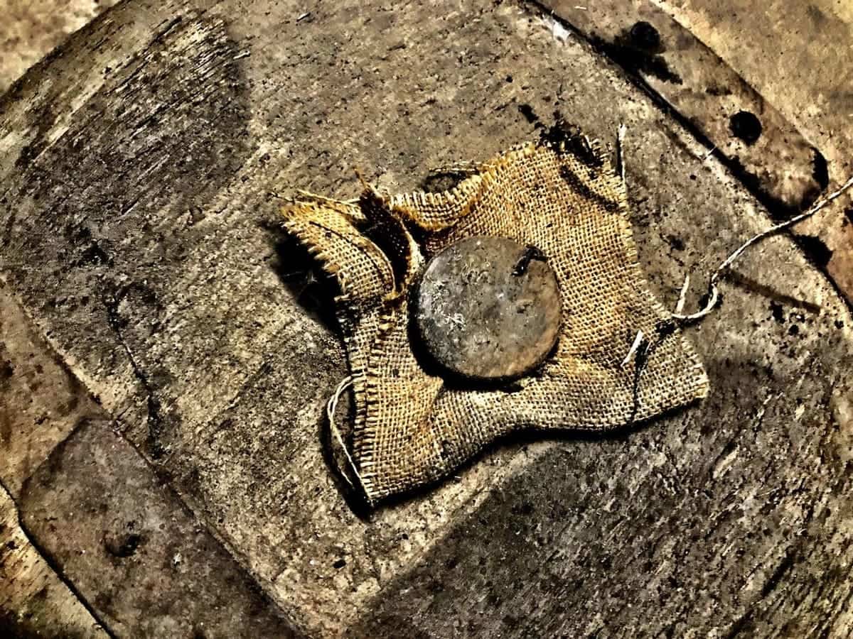 باستان‌شناسان یک آویز نادر را در زیر یک معبد کشف کردند