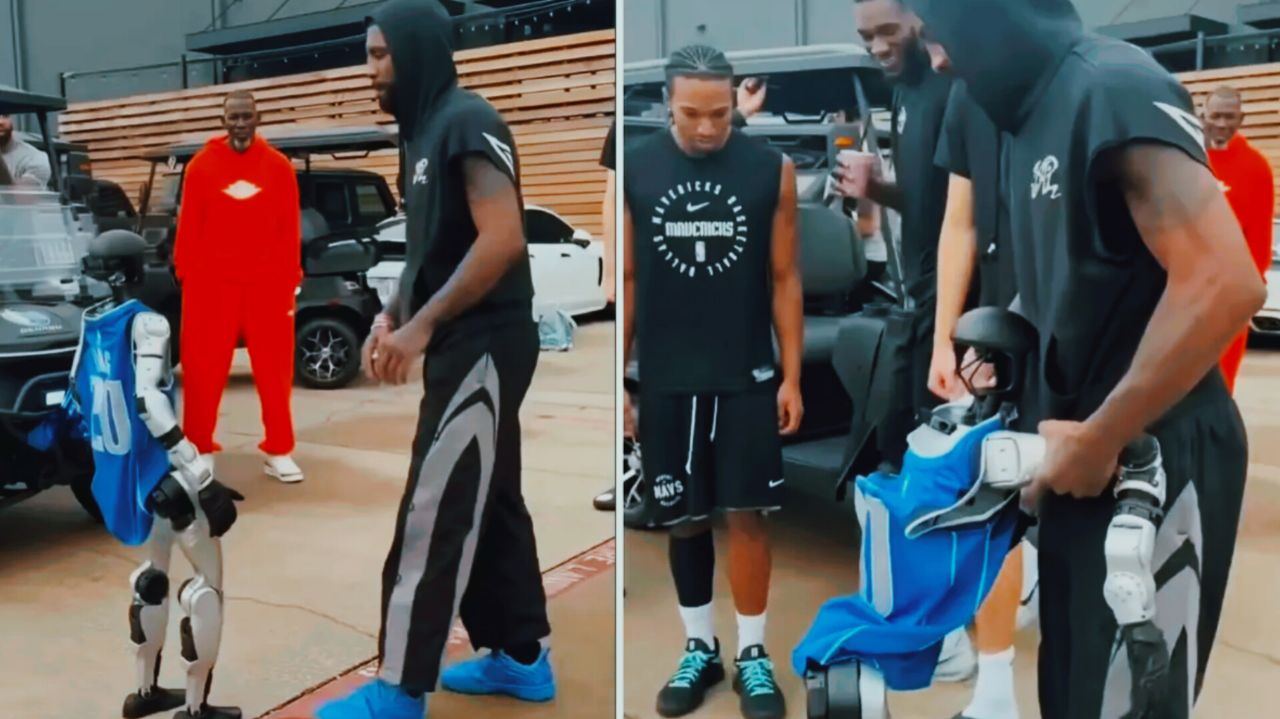 تماشا کنید: شوخی‌ ستاره مطرح بسکتبال با یک ربات انسان نما