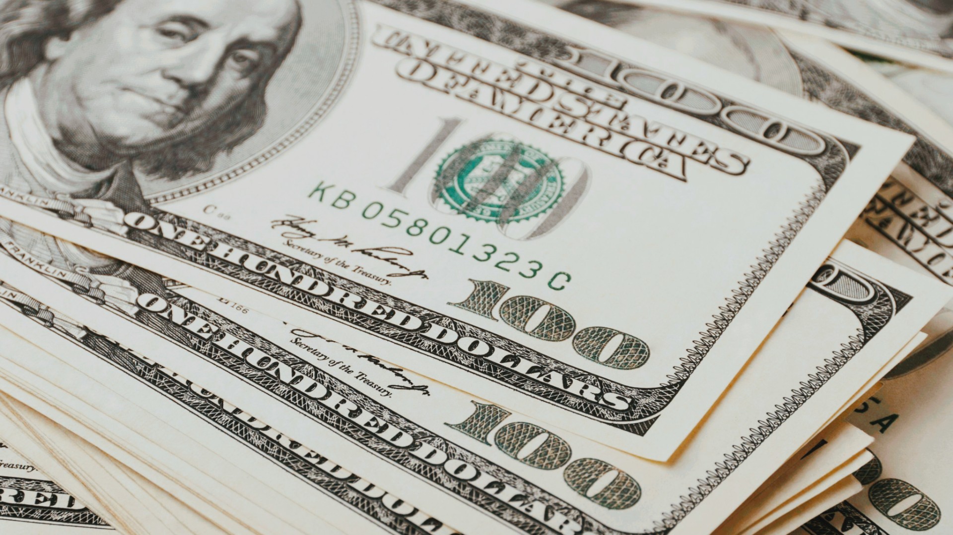 آیا دلار آمریکا در آستانه از دست دادن سلطه جهانی است؟