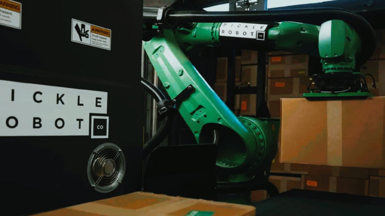 رباتی که با هوش مصنوعی ۱۵۰۰ جعبه در ساعت تخلیه می‌کند