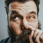 آیا انگشت کردن در دماغ با آلزایمر ارتباط دارد؟ دانشمندان پاسخ می‌دهند