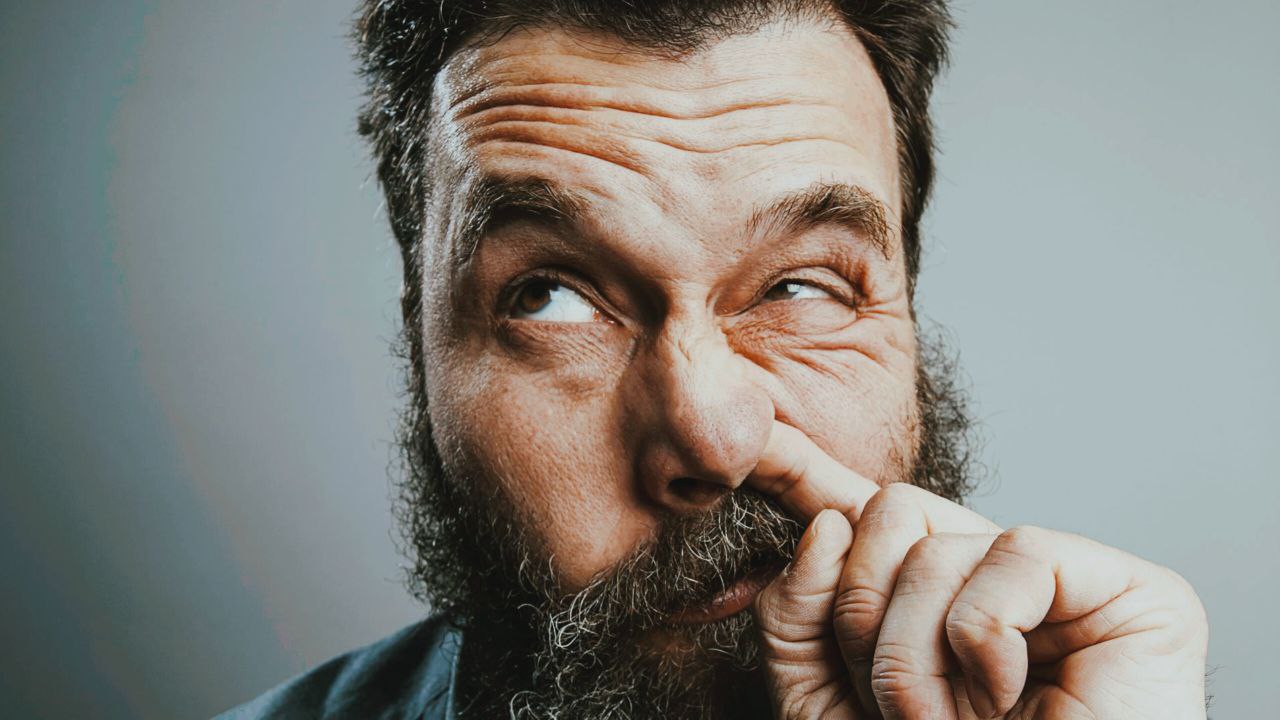 آیا انگشت کردن در دماغ با آلزایمر ارتباط دارد؟ دانشمندان پاسخ می‌دهند